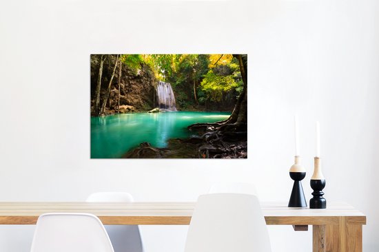 Lumière du soleil à travers les arbres à une cascade dans le parc national d'Erawan en Thaïlande Aluminium 90x60 cm - Tirage photo sur aluminium (décoration murale en métal)