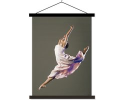 Posterhanger incl. Poster 40x53 cm - Schoolplaat - Balletdanseres die een sprong maakt - Textielposter - Zwarte latten