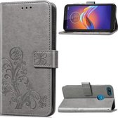 Voor Motorola E6 Spelen Vierbladige sluiting Reliëfsluiting Mobiele telefoonbescherming Leren tas met Lanyard & Card Slot & Wallet & Bracket-functie (grijs)