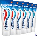 Zes Aquafresh tandpastatubes op een rij, "freshmint" en "6x".