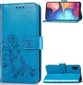 Voor Samsung Galaxy A10E vierbladige gesp reliëf gesp mobiele telefoon bescherming lederen tas met lanyard & kaartsleuf & portemonnee & beugel functie (blauw)