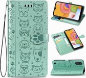 Voor Galaxy A01 (Amerikaanse editie) Leuke kat en hond in reliëf gemaakte horizontale flip lederen tas met beugel / kaartsleuf / portemonnee / lanyard (groen)