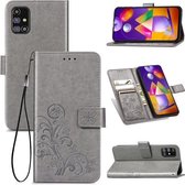 Voor Samsung Galaxy M31s vierbladige gesp reliëf gesp mobiele telefoon bescherming lederen tas met lanyard & kaartsleuf & portemonnee & houder (grijs)