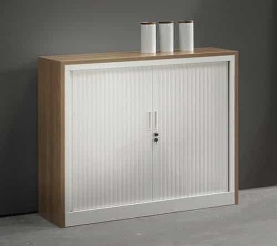 Roldeurkast met houten ombouw, witte roldeur en zilverkleurig handvat en slot.