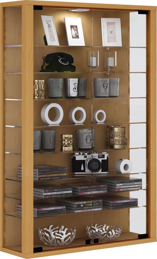 Glazen vitrinekast met houten frame, gevuld met decoraties, foto's en boeken.