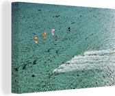 Canvas Schilderij Mensen die kitesurfen op de oceaan - 60x40 cm - Wanddecoratie