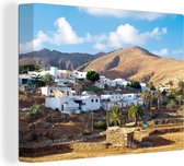 Canvas Schilderij Het stadje Pájara tussen bergen op Fuerteventura - 80x60 cm - Wanddecoratie