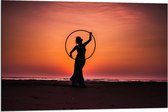 Dibond - Silhouet van Vrouw met Hoepel op het Strand - 90x60cm Foto op Aluminium (Met Ophangsysteem)