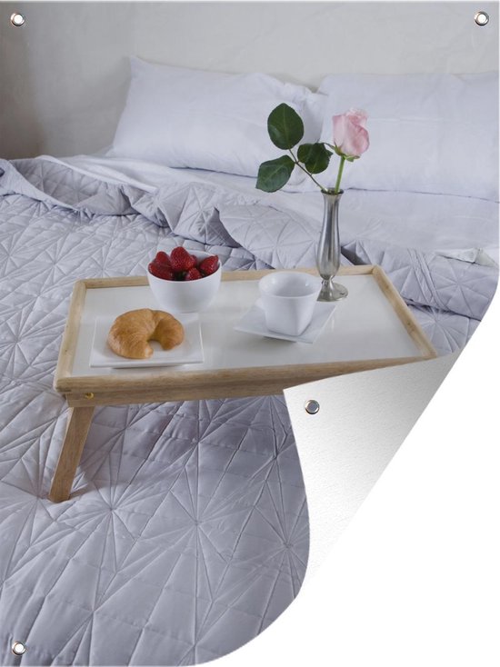 Tuinposter - Dienblad met ontbijt op bed - 90x120 cm