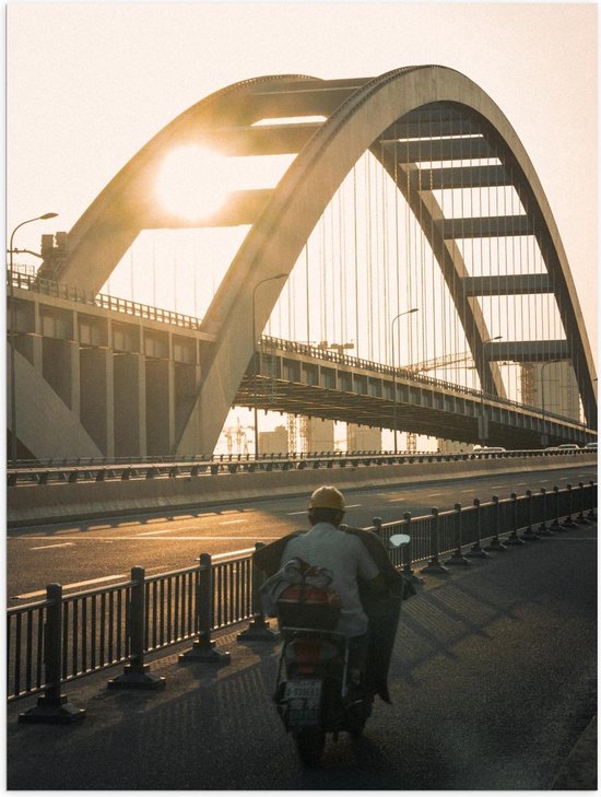 Poster – Man op Scooter op Brug - 30x40cm Foto op Posterpapier