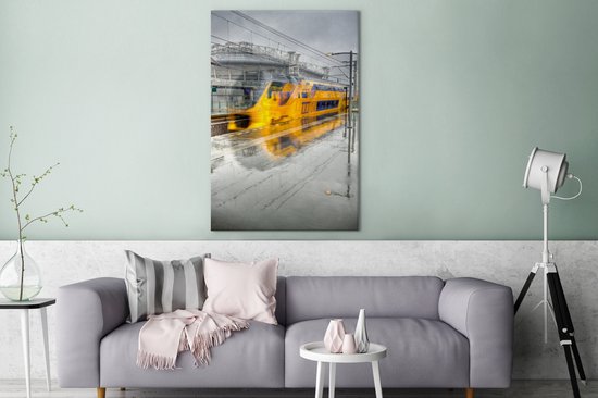 Train abstrait le long de la plate-forme humide à Amsterdam 80x120 cm - Tirage photo sur toile (Décoration murale salon / chambre)