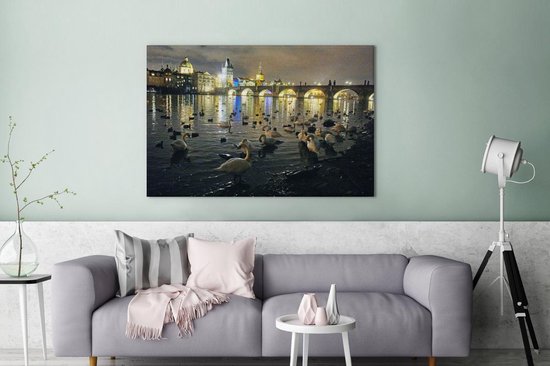 Canvas schilderij 180x120 cm - Wanddecoratie Watervogels in de Moldau in de nacht met uitzicht op de Karelsbrug in Praag - Muurdecoratie woonkamer - Slaapkamer decoratie - Kamer accessoires - Schilderijen