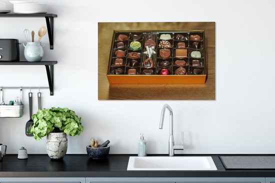 Canvas Schilderij Een doos vol met Belgische bonbons - 60x40 cm - Wanddecoratie