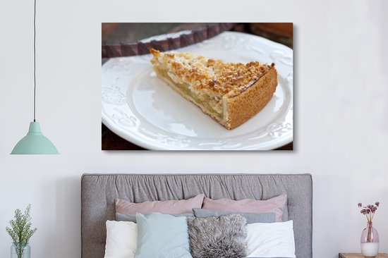 Un morceau de tarte aux pommes avec des miettes servi sur une toile tableau blanc 180x120 cm - Tirage photo sur toile (Décoration murale salon / chambre) XXL / Groot format!
