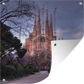 Tuinposters Sagrada Familia in Barcelona tijdens de schemering - 50x50 cm - Tuindoek - Buitenposter