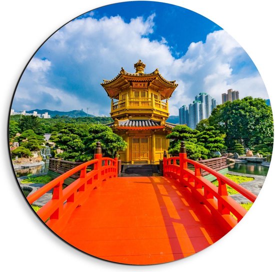 Dibond Wandcirkel - Oranje Brug naar Gouden Pagode in Nan lian tuin, Hong Kong - 40x40cm Foto op Aluminium Wandcirkel (met ophangsysteem)