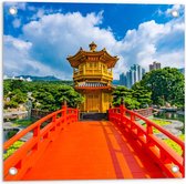 Tuinposter – Oranje Brug naar Gouden Pagode in Nan lian tuin, Hong Kong - 50x50cm Foto op Tuinposter  (wanddecoratie voor buiten en binnen)