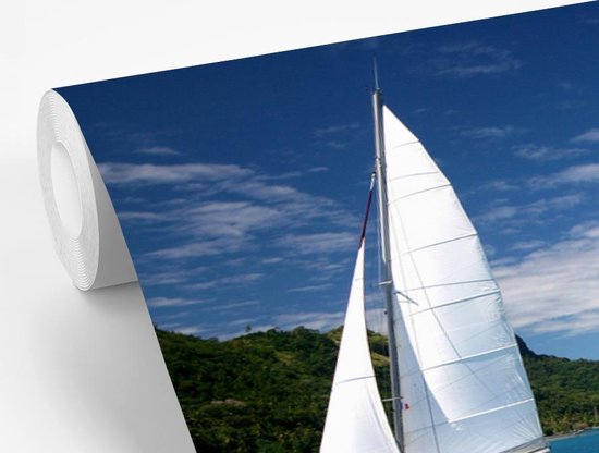 Behang - Fotobehang Zeilboot vaart langs de groene kust - Breedte 390 cm x hoogte 260 cm