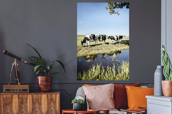 Sticker Muursticker Vache frisonne Luxurydeco - Vaches debout à côté d'un fossé - 80x120 cm - film adhésif autocollant - sticker mural repositionnable