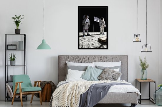 Photo encadrée - Cadre photo Deux voyageurs de l'espace sur la lune noir sans passe partout 60x90 cm - Affiche encadrée (Décoration murale salon / chambre)