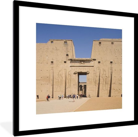 Fotolijst incl. Poster – Toeristen bij de teogangspoort van de Tempel van Horus in Egypte – 40×40 cm – Posterlijst