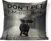 Sierkussen - Honden Quote 'don't Pet, I Might Bite' Achtergrond Met En Rennende Teckel