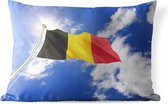Sierkussen Vlaggen voor buiten - De vlag van België wappert in de lucht - 60x40 cm - rechthoekig weerbestendig tuinkussen / tuinmeubelkussen van polyester