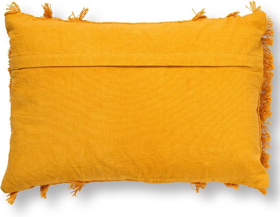 Arrière du coussin décoratif ocre avec franges.