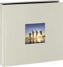 Album met vierkante foto van vier personen die springen op het strand bij zonsondergang.