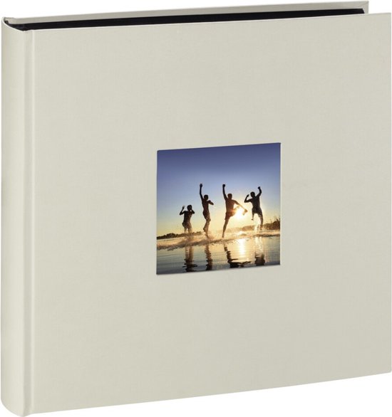 Album met vierkante foto van vier personen die springen op het strand bij zonsondergang.