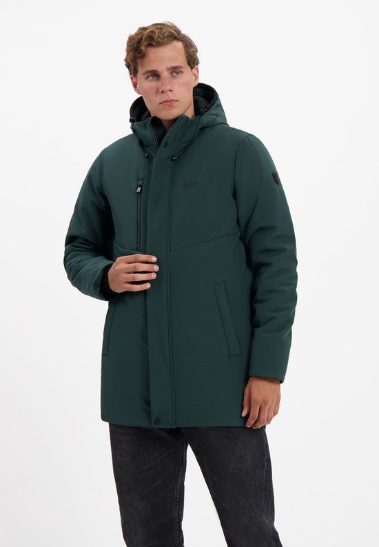 Donkergroene outdoorjas met capuchon, gedragen door een man met een zwarte spijkerbroek.