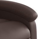 Gedetailleerde close-up van de ronde, gewatteerde armleuning van de bruine kunstlederen fauteuil.