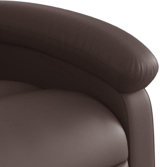Gedetailleerde close-up van de ronde, gewatteerde armleuning van de bruine kunstlederen fauteuil.