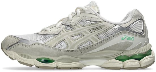 Asics Gel-NYC sneaker in off-white met zilveren details. De sneaker heeft mintgroene gel-kussentjes in de zool.