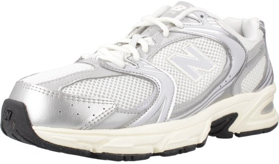 New Balance U530 sneaker in zilver metallic met witte mesh panelen en crèmekleurige zool.