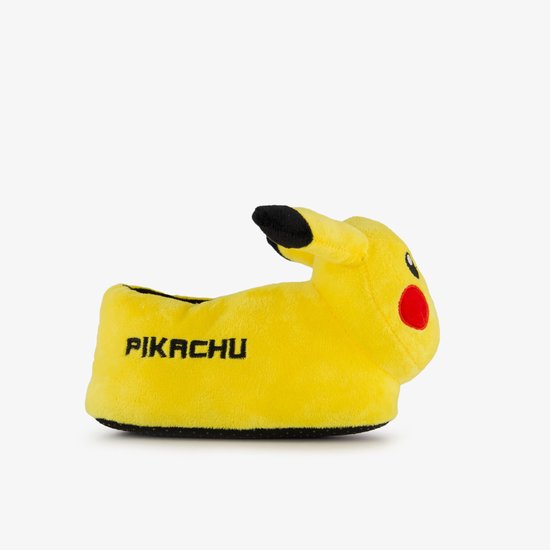 Gele Pikachu pantoffel met zwarte letters "PIKACHU" op de zijkant.