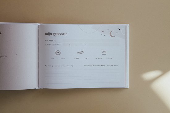Een open kraamvisiteboek met een witte achtergrond. De rechterpagina bevat het formulier 'Mijn geboorte' met velden voor geboortegegevens.
