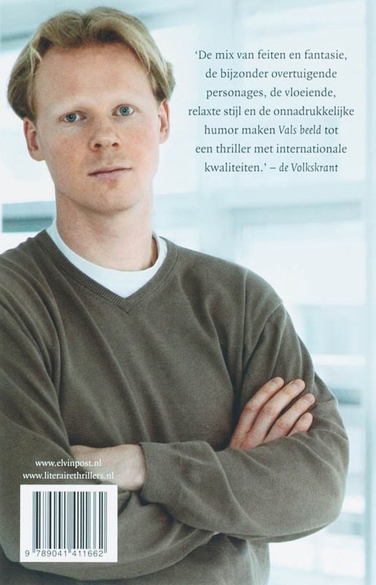 Portret van Elvin Post, een blonde man met een v-hals trui, die met gekruiste armen recht in de camera kijkt.
