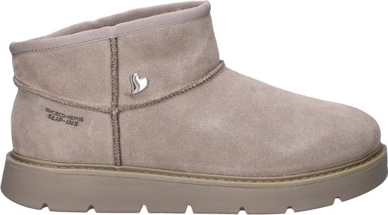 Beige suède laars met bontvoering, Skechers Slip-Ins logo en hartvormige versiering.