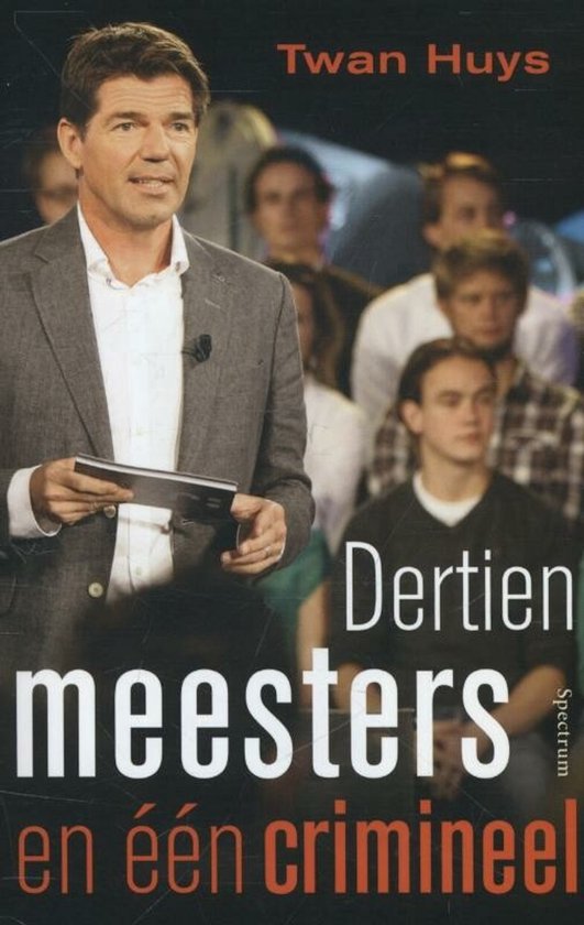 Twan Huys in grijs colbert, houdt boek vast. Titel: Dertien meesters en één crimineel.