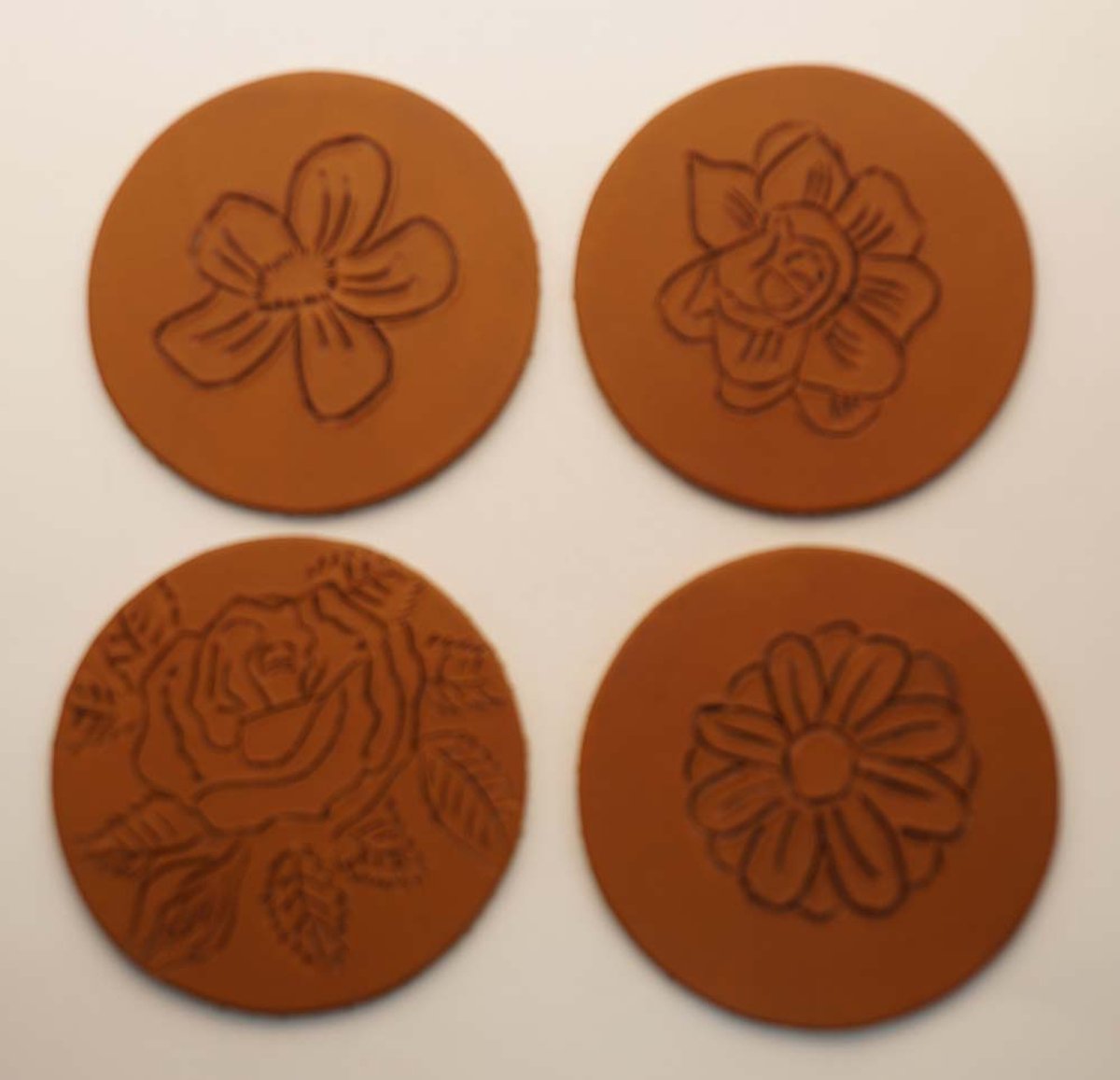 Onderzetters beige met 4 verschillende bloemen set van 4 stuks - bloemen onderzetters - lederen onderzetters bloemen - handgemaakte bloemen onderzetters - mooie bloemen onderzetters 100% leer - beige 100% lederen onderzetters - fleurige onderzetters