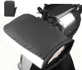 Zwarte, leren, warme handmoffen op een scooterstuur, met een witte reflecterende band en een dikke witte voering.