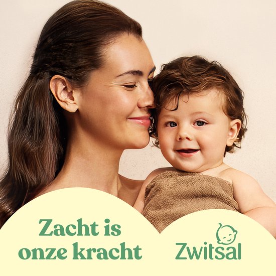 Een lachende baby wordt vastgehouden door een glimlachende vrouw, met tekst 'Zacht is onze kracht'.