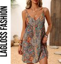 Zomerjurkje met spaghettibandjes, V-hals, knoopjes en een kleurrijke paisley print in bohostijl.