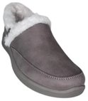 Grijze suède slipper met dikke crème imitatiebont voering.