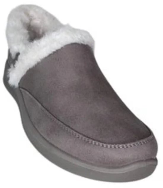 Grijze suède slipper met dikke crème imitatiebont voering.