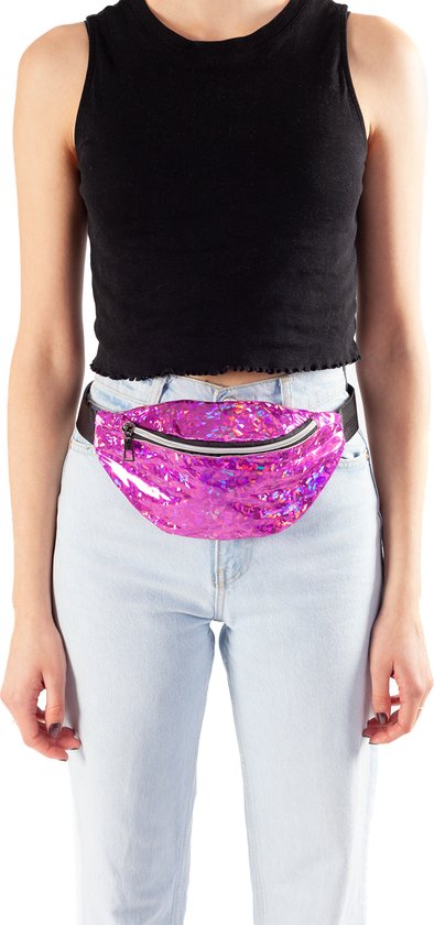 Roze holografisch heuptasje met rits, gedragen door een model.