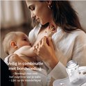 Vrouw voedt baby aan de borst, houdt baby vast. Text 'Veilig in combinatie met borstvoeding'.