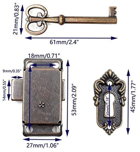 Afmetingen van een antiek bronzen slot, sleutel en sleutelplaat.
