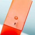 Oranje achterkant van de lamp met micro-USB ingang en batterijvak.